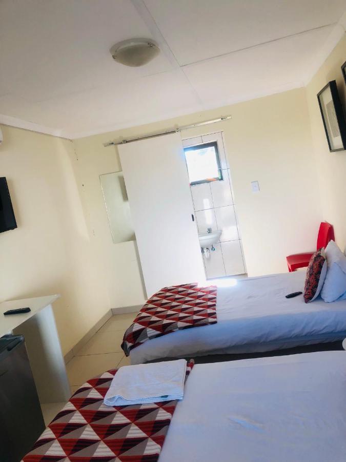 אוצ'יווארונגו Mo-Nize Villa Guesthouse מראה חיצוני תמונה