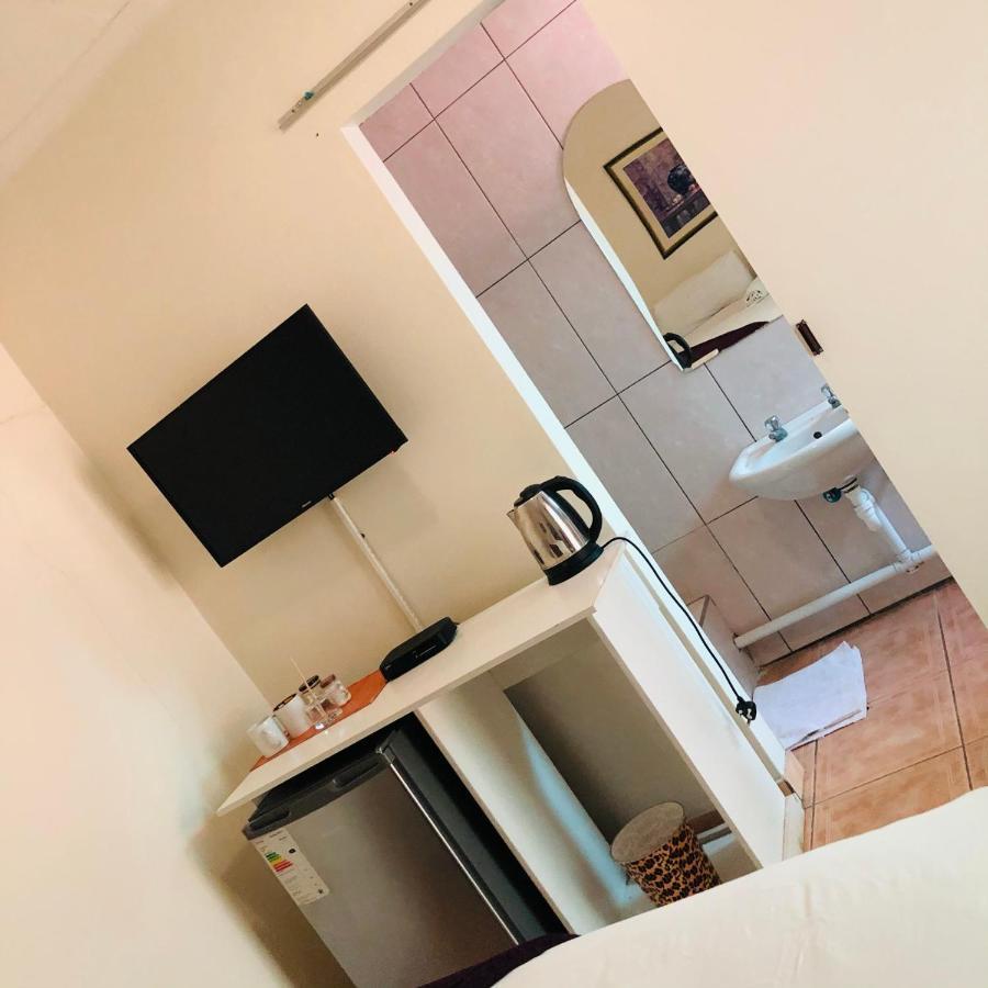 אוצ'יווארונגו Mo-Nize Villa Guesthouse מראה חיצוני תמונה